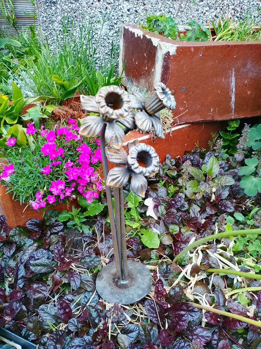 Hand-Made Steel Daffodil Bunch – Garden Sculpture